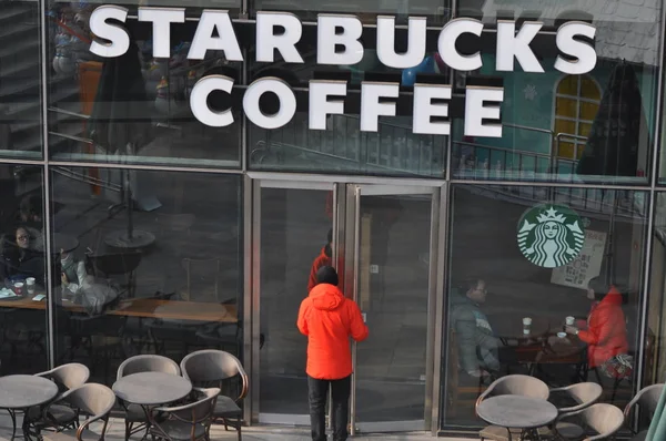 Klanten Komen Binnen Een Starbucks Coffee Cafe Shenyang City Noordoost — Stockfoto