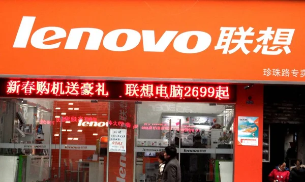 Pieszych Przejść Obok Sklepu Lenovo Mieście Yichang Prowincja Hubei Środkowych — Zdjęcie stockowe