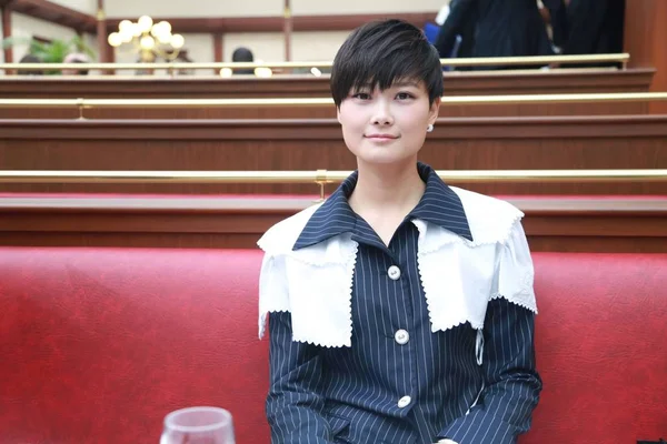 中国歌手の李宇春 2015 秋冬パリのファッションウィークのパリ フランス 2015 日中にシャネルのファッションショーでポーズします — ストック写真