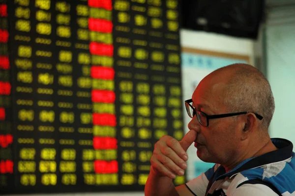 Заинтересованный Китайский Инвестор Рассматривает Цены Акций Зеленые Падение Цен Биржевом — стоковое фото