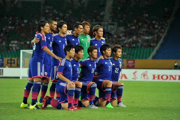 2015年8月9日 在中国中部湖北省武汉市举行的 5年男子东亚杯足球比赛中 日本首发阵容的球员在与中国的足球比赛前摆姿势拍照 — 图库照片