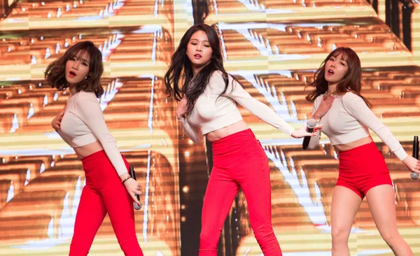 Mitglieder Der Südkoreanischen Girlgroup Fiestar Singen Und Tanzen Während Ihres — Stockfoto