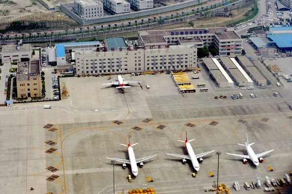 มมองทางอากาศของเคร องบ นเจ โดยสารบนผ นเป อนจอดรถท สนามบ นนานาชาต Shuangliu ในเม — ภาพถ่ายสต็อก