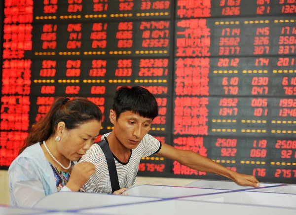 Chińskich Inwestorów Spojrzeć Ceny Akcji Czerwony Dla Cena Rośnie Domu — Zdjęcie stockowe