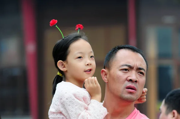 Little Girl Wearing Hairclips Decorated Plastic Plants Visits Confucius Temple — Stock Photo, Image