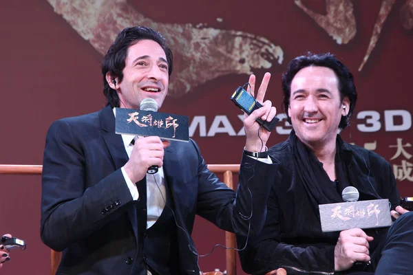 Actor Estadounidense Adrien Brody Izquierda Habla Mientras John Cusack Sonríe — Foto de Stock