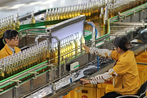 Chinesische Arbeiter Überwachen Eine Bierproduktionslinie Einer Brauerei Der Stadt Nantong — Stockfoto