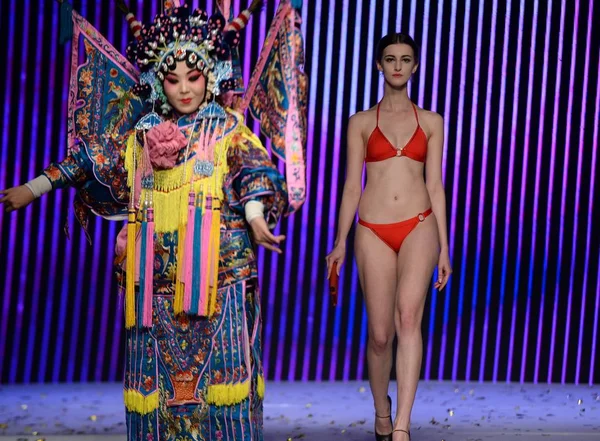 Fürdőruha Modell Egy Luxus Táska Jeleníti Meg Ahogyan Pekingi Opera — Stock Fotó