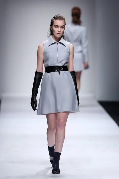 Modelo Exibe Uma Nova Criação Desfile Moda Durante Shanghai Fashion — Fotografia de Stock