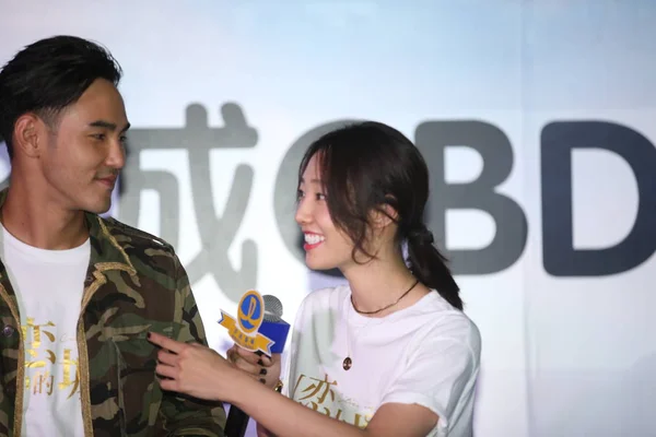 Chinese Actress Bai Baihe Right Speaks Taiwanese Actor Ethan Juan — 图库照片