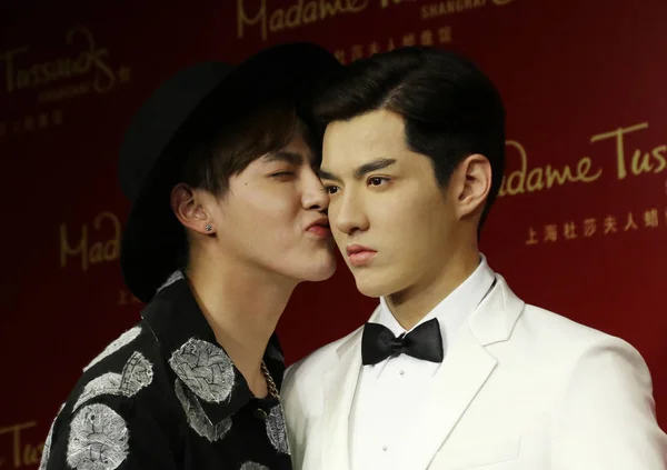 Çinli Aktör Kris Yifan Sol Şanghay Çin Madame Tussauds Balmumu — Stok fotoğraf