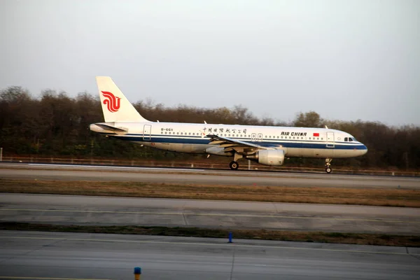 2014年12月16日 中国中部の湖北省武漢市の武漢天河国際空港で飛行機が離陸 — ストック写真