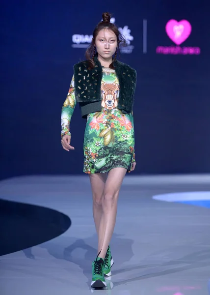 Een Model Toont Een Nieuwe Creatie Fashion Show Van Qianzi — Stockfoto