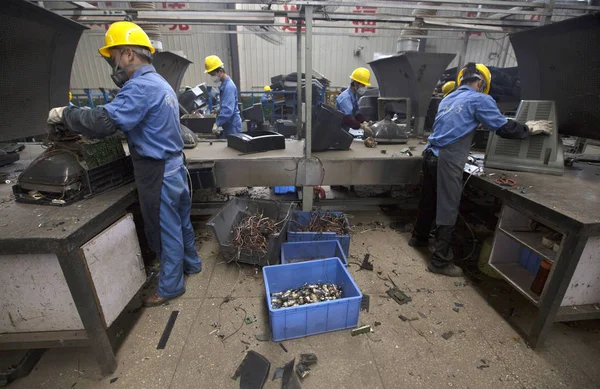 Trabajadores Chinos Desmontan Televisores Tubo Una Planta Parque Industrial Miluo —  Fotos de Stock
