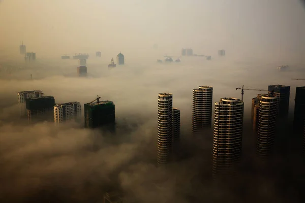 Edifícios Altos São Vagamente Vistos Névoa Pesada Cidade Rizhao Província — Fotografia de Stock