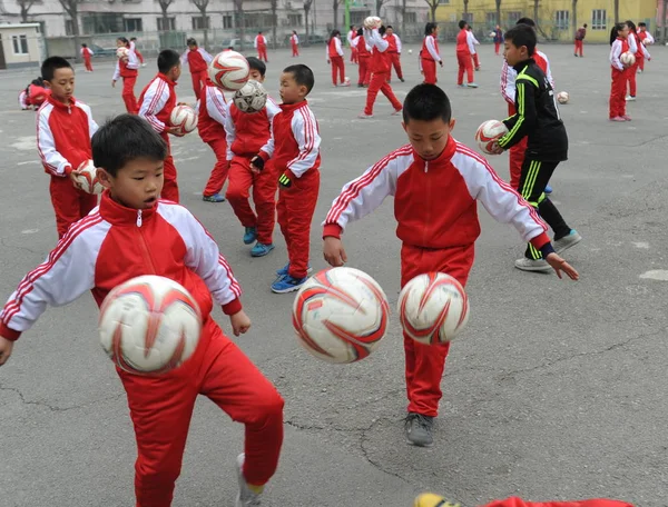 Kínai Diákok Labdarúgó Készségek Gyakorlására Edzésszakasz Hesong Általános Iskolában Harbin — Stock Fotó