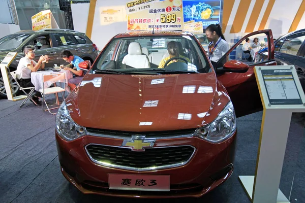 File Chinese Visitor Tries Out Chevrolet Sail Shanghai Joint Venture — Stock Photo, Image