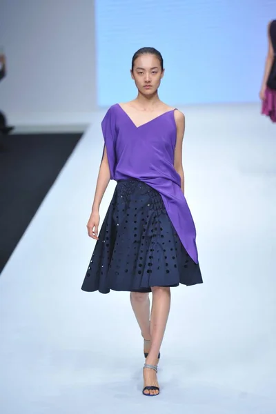 Model Displays New Creation Angelos Bratis Fashion Show China Fashion — Stock Photo, Image