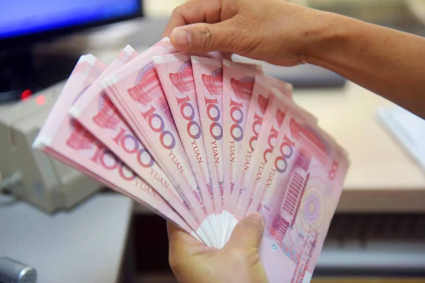 Ein Chinesischer Angestellter Zählt Einer Bank Der Stadt Qionghai Der — Stockfoto