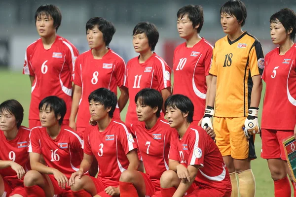 Jugadoras Norcoreanas Posan Antes Del Partido Final Del Campeonato Femenino —  Fotos de Stock