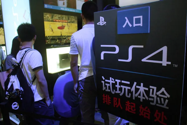 Látogatók Próbálja Sony Playstation Ps4 Játékkonzolok Alatt China Digital Entertainment — Stock Fotó