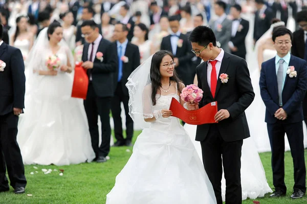 Casais Recém Casados Participam Casamento Grupo Alunos Campus Zijingang Universidade — Fotografia de Stock