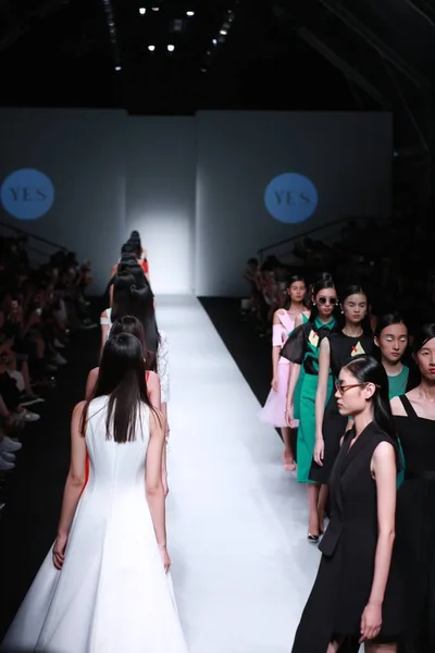 Modele Wyświetlają Nowe Kreacje Pokaz Mody Chińskich Mody Marki Podczas — Zdjęcie stockowe