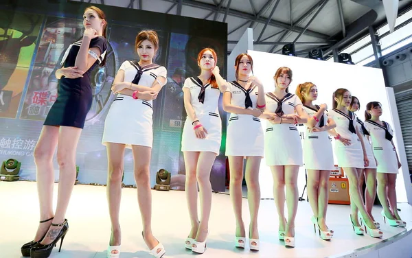 2015年7月30日 在中国上海举行的第十三届中国数字娱乐博览会 2015年中国欢乐 展会女生们在楚孔大运动会的展台上摆姿势 — 图库照片
