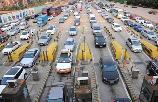 Massor Fordon Upp För Att Passera Genom Toll Station Expressway — Stockfoto