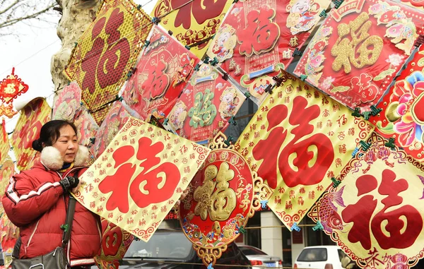 Una Mujer China Compra Calcomanías Rojas Para Festival Primavera Para — Foto de Stock