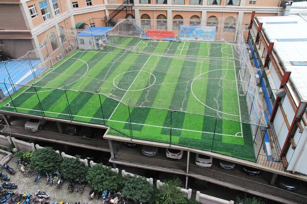 Vedere Unui Teren Fotbal Acoperișul Unei Clădiri Birouri Două Etaje — Fotografie, imagine de stoc