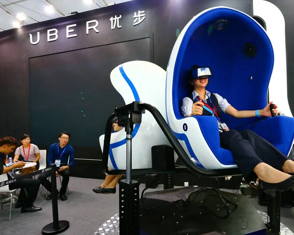 Los Visitantes Prueban Simuladores Realidad Virtual Stand Uber Durante Una —  Fotos de Stock