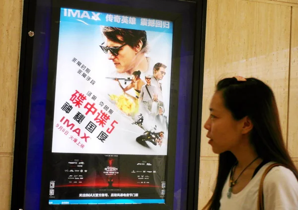Китайський Filmgoer Проходить Повз Плакат Фільму Місія Неможливе Ізгоїв Нації — стокове фото