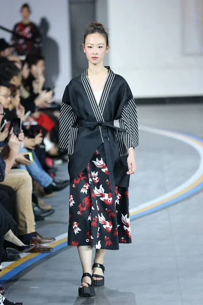 Модель Відображає Створіння Нове Показі Мод Beautyberry Під Час Китай — стокове фото