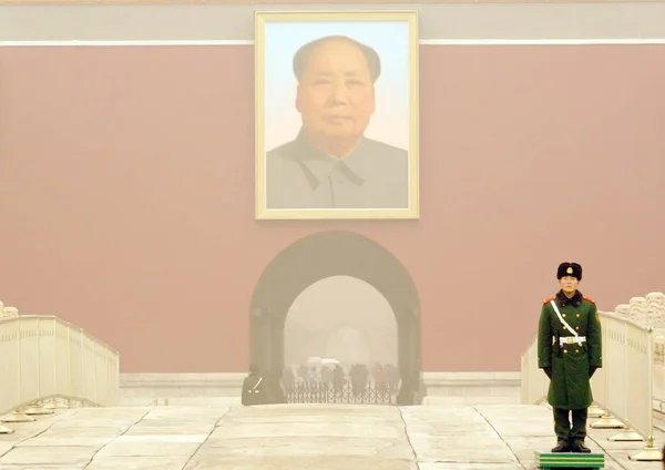 Китайский Военизированный Полицейский Стоит Страже Перед Портретом Председателя Мао Цзэдуна — стоковое фото