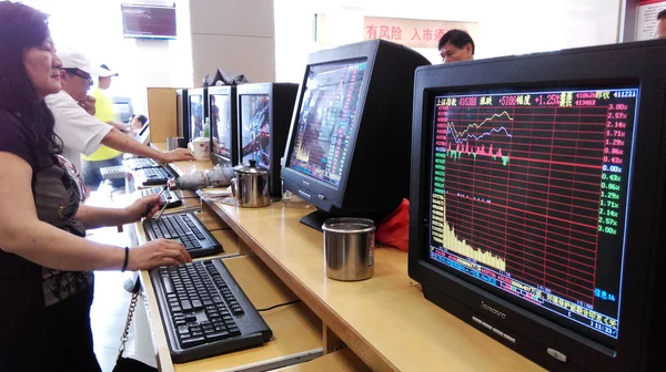 Chińskich Inwestorów Patrzeć Ceny Akcji Czerwony Dla Cena Rośnie Kolor — Zdjęcie stockowe