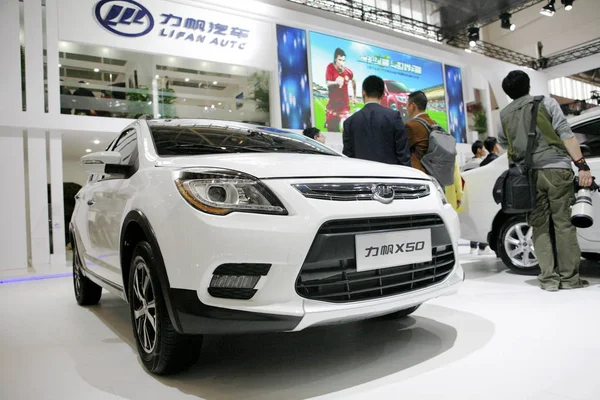 2014年4月20日在中国北京举行的第十三届北京国际汽车展览会 2014年中国汽车 参观者观看了力帆汽车展出的汽车 — 图库照片