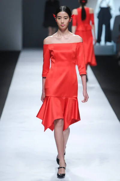 Model Wyświetla Nowe Stworzenie Pokaz Mody Podczas Shanghai Moda Tydzień — Zdjęcie stockowe