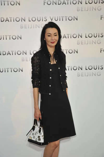 香港の女優マギー チャンが財団のルイ ヴィトンの を超えてプログラム展北京 2015 日中にポーズします — ストック写真