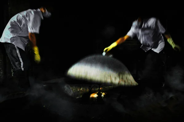 Chiński Szef Kuchni Obejmuje Piec Pokrywką Podczas Karmienia Świnia Tomb — Zdjęcie stockowe