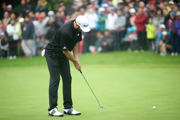 Golfista Estadounidense Dustin Johnson Putts Durante Ronda Final Del Torneo — Foto de Stock