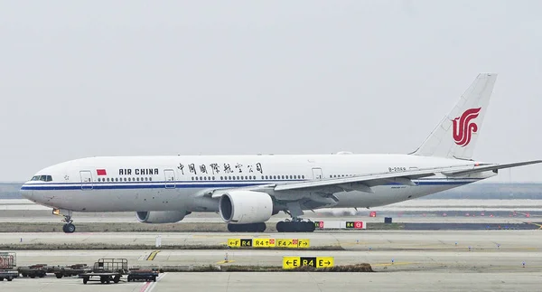 2015年3月15日 上海の上海浦東国際空港にエアチャイナの飛行機が着陸 — ストック写真