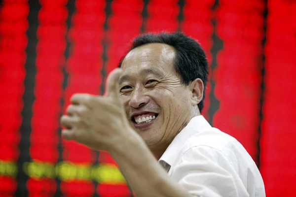 Китайский Инвестор Реагирует Показывает Большой Палец Вверх Перед Электронной Доской — стоковое фото