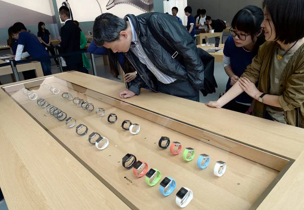 Ügyfelek Pillantást Apple Watch Okos Órák Egy Apple Store Hangzhou — Stock Fotó