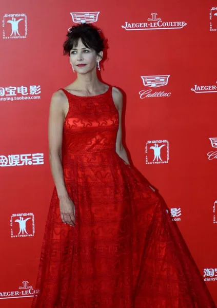 法国女星索菲 马索在红地毯上为2015年6月21日在中国上海举行的第十八届上海国际电影节闭幕式摆姿势 — 图库照片