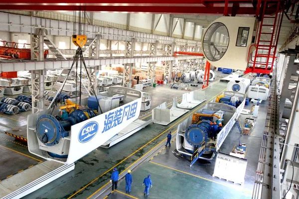 Los Trabajadores Ensamblan Turbinas Eólicas Planta Csic Chongqing Haizhuang Windpower —  Fotos de Stock