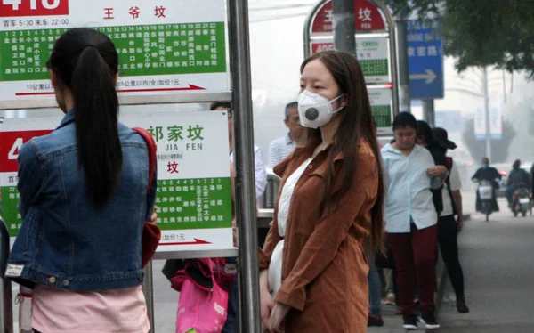 Молодая Китаянка Маске Ждет Другими Автобусной Остановке Пекине Китай Октября — стоковое фото