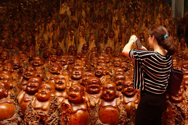 Bir Ziyaretçi Zhengzhou Kentinde Bir Sergi Merkezinde Sergilenen Ahşap Buda — Stok fotoğraf