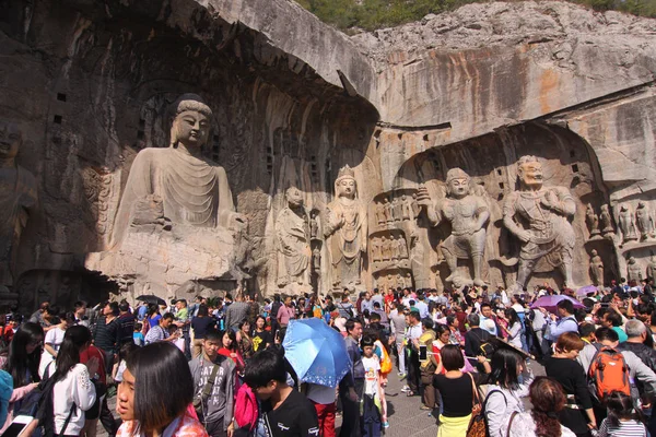 Los Turistas Amontonan Las Grutas Longmen Grutas Puerta Del Dragón — Foto de Stock