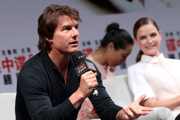 American Actor Tom Cruise Left Speaks Next Swedish Actress Rebecca — Stock Photo, Image